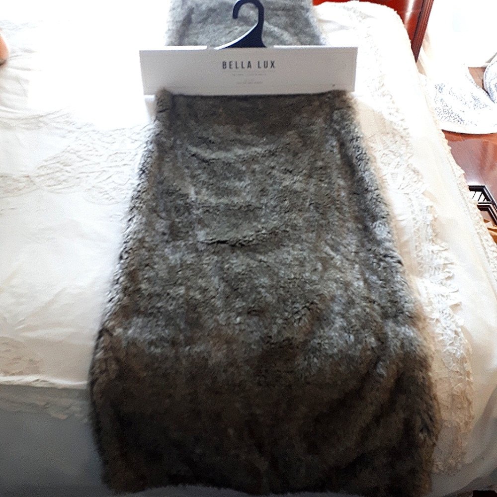 Faux fur table runner - Picture 2 of 4